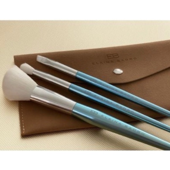 Makeup Tool bundle! Brushes and reusable silicon makeup swabs - Picture 5 of 7